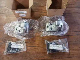 Ch26689 Restoparts Two Chevy Malibu Chevelle 1964 - 1965 Upper Door Hinges And Bolt Kits